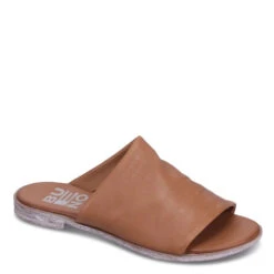 Bueno Women's Yanni Sandal In Walnut